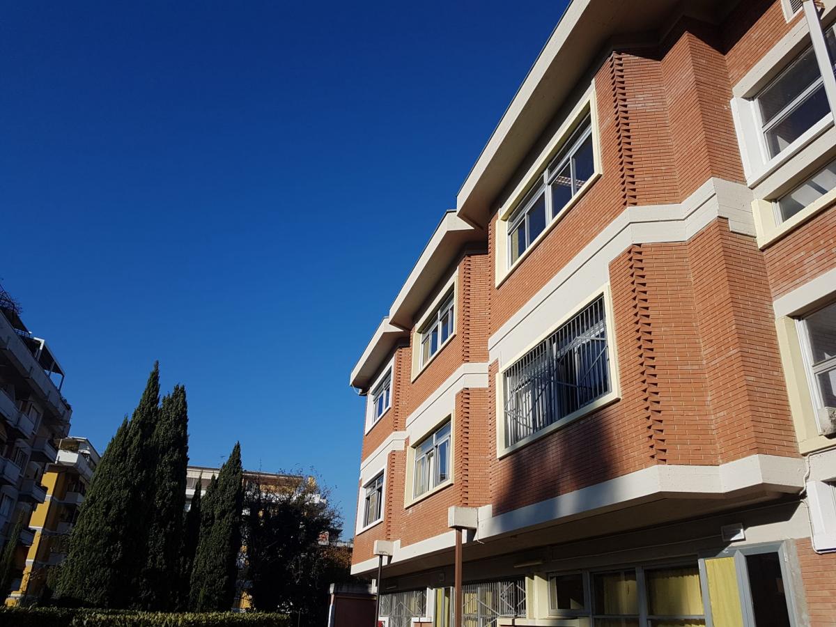 La facciata della scuola