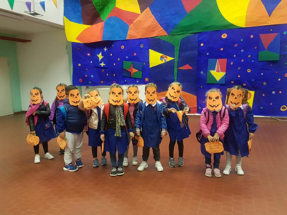 Halloween nell'atrio della scuola