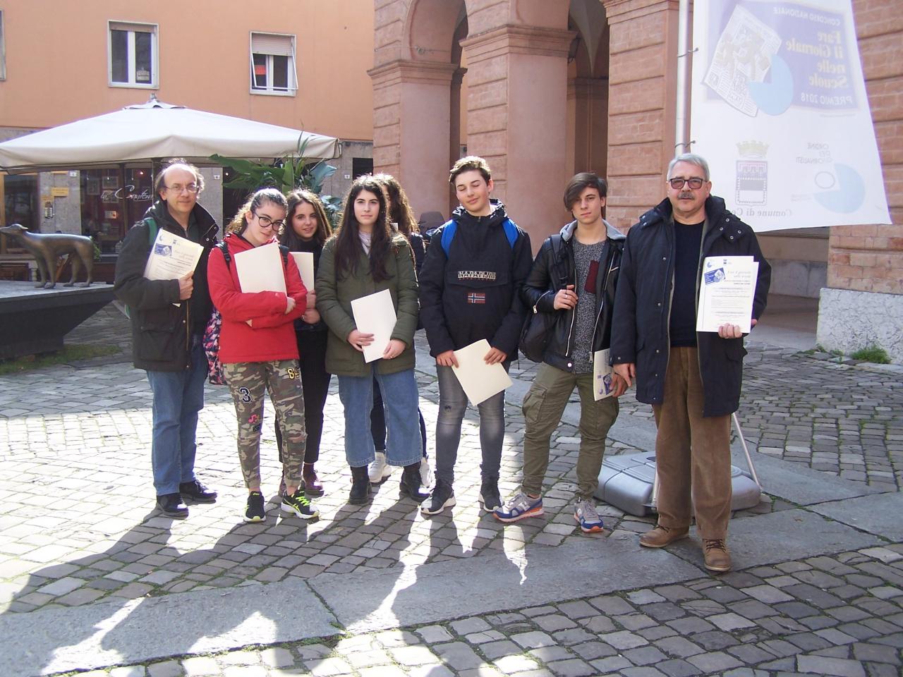 Davanti al Teatro Bonci a Cesena per ricevere il premio dell'Ordine dei Giornalisti