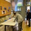 Il sindaco firma il registro delle presenze