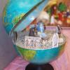 Presepe dentro a un mappamondo